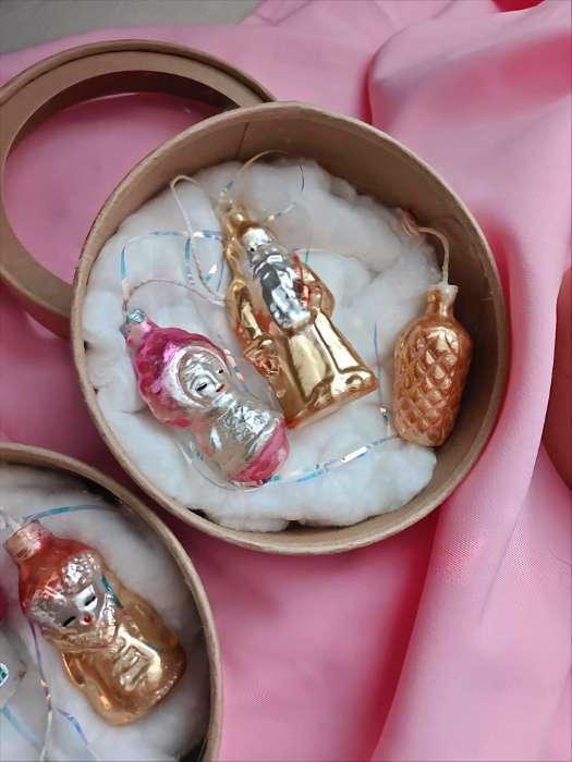 Фотография покупателя товара Коробка круглая подарочная, завальцованная с окном, крафт, 15×6 см - Фото 3