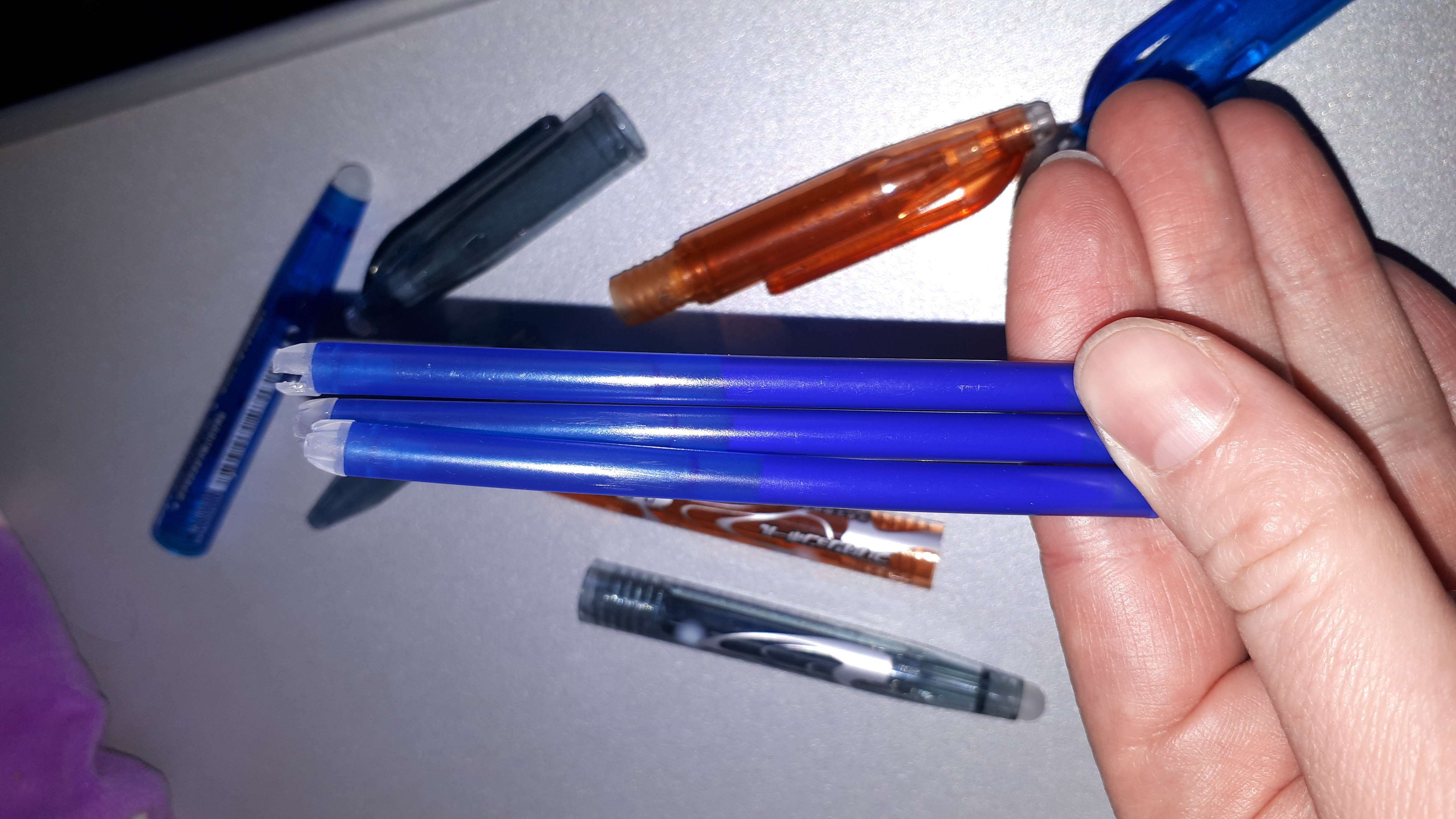 Фотография покупателя товара Ручка шариковая со стираемыми чернилами, линия 0,5 мм, стержень синий, корпус МИКС (штрихкод на штуке) - Фото 8