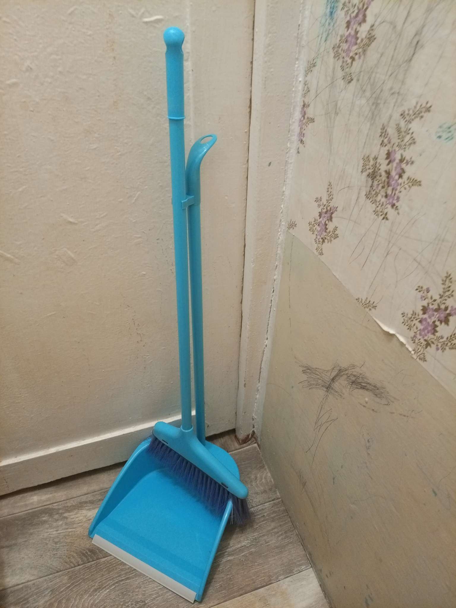 Фотография покупателя товара Набор для уборки Доляна: щётка для пола 23×78 см, совок 25×26×71 см, ручки металлические, МИКС - Фото 1