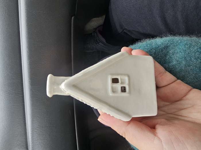 Фотография покупателя товара Светодиодная фигура «Уютный дом», 6.5×6×9.8 см, 1 LED, керамика, от батареек LR44×3, тёплый белый свет - Фото 3