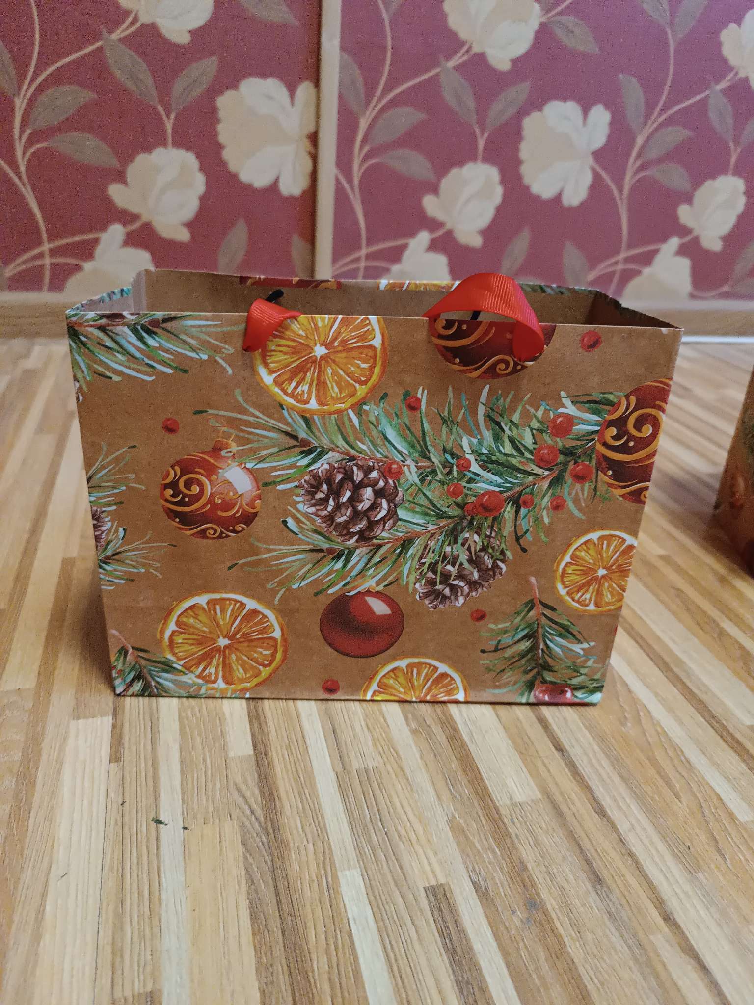 Фотография покупателя товара Пакет подарочный новогодний крафтовый «Новогодние ёлки», 18×23×10 см - Фото 2