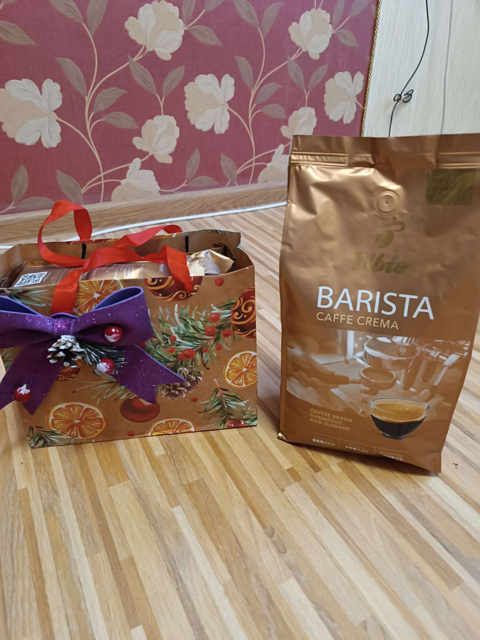 Фотография покупателя товара Пакет подарочный новогодний крафтовый «Новогодние ёлки», 18×23×10 см - Фото 1