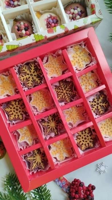 Фотография покупателя товара Коробка под 16 конфет с ячейками «Яркий Новый год» 17.5×17.5×3.5 см - Фото 8