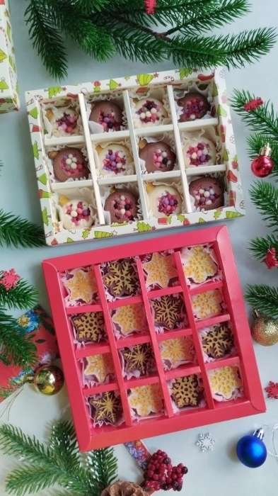 Фотография покупателя товара Коробка под 16 конфет с ячейками «Яркий Новый год» 17.5×17.5×3.5 см - Фото 7