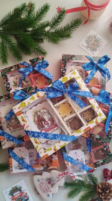 Фотография покупателя товара Новогодняя коробка - упаковка для конфет 12 шт. «Новогодний пингвин», 19×14.5×3.5 см - Фото 2