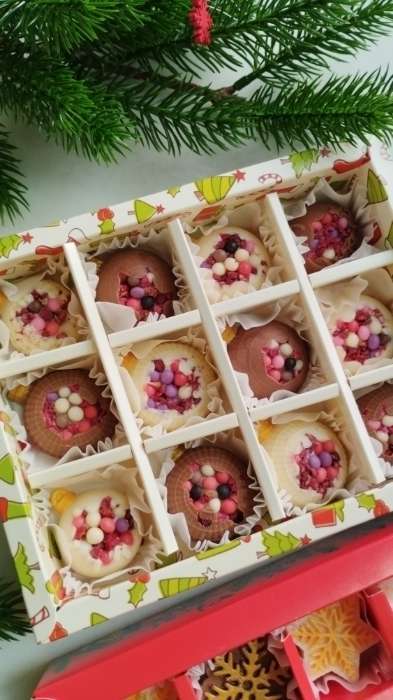 Фотография покупателя товара Новогодняя коробка - упаковка для конфет 12 шт. «Новогодний пингвин», 19×14.5×3.5 см - Фото 4