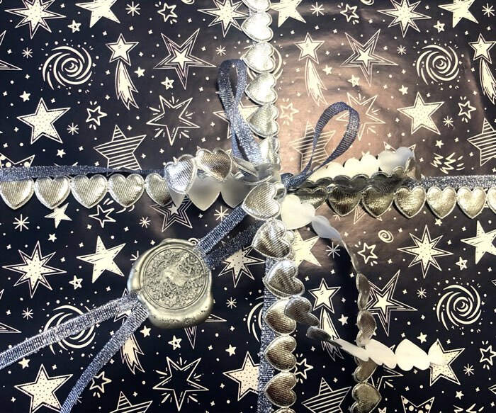 Фотография покупателя товара Подарочный набор для сургучной печати «Растительный венок», печать, ручка, сургуч, 12.5×10×3.6 см - Фото 1