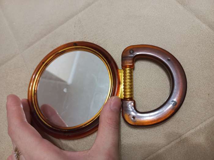Фотография покупателя товара Зеркало настольное - подвесное «Круг», двустороннее, с увеличением, d зеркальной поверхности 9 см, цвет «янтарный» - Фото 1
