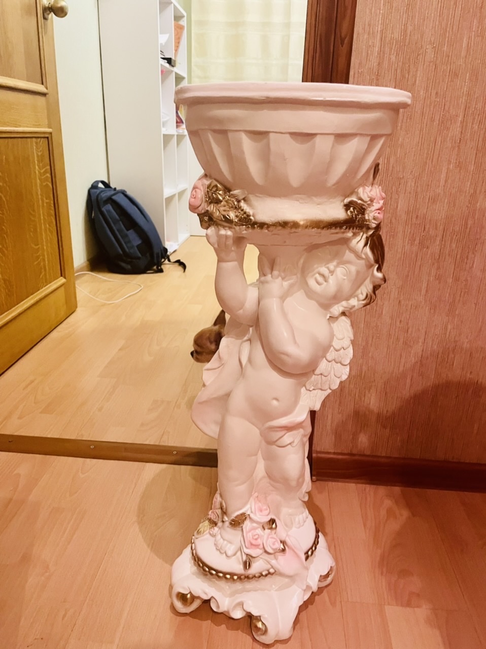 Фотография покупателя товара Фигурное кашпо "Ангел с розами", бело-золотой, 1,8 л/ 24х27х70см - Фото 2