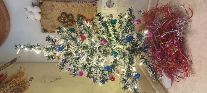 Фотография покупателя товара Искусственная ёлка с инеем «Зимнее волшебство. Радуга», 90 см, d нижнего яруса 40 см, d иголок 6 см, 90 веток ПВХ веток отгибаются - Фото 2