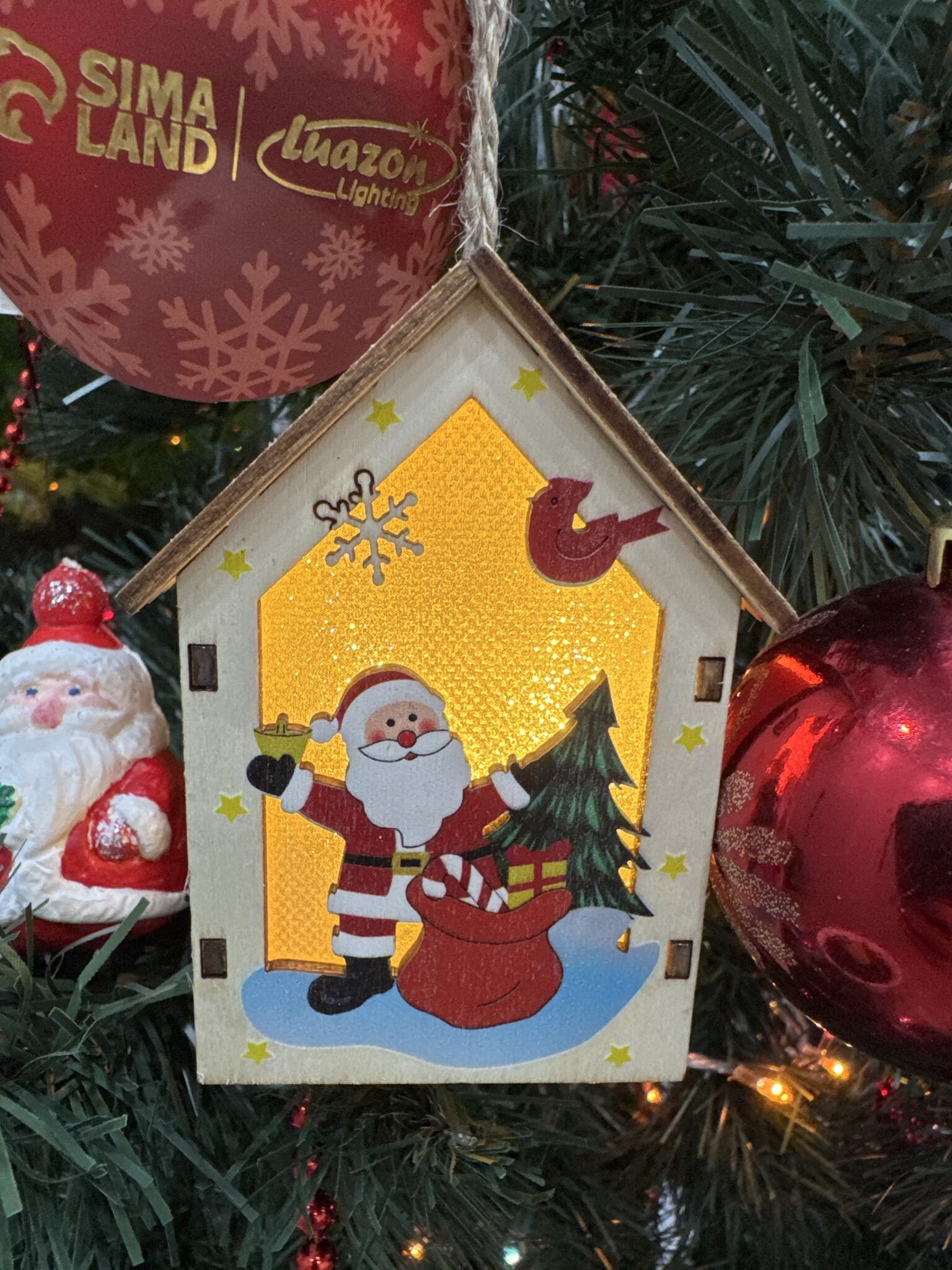 Фотография покупателя товара Ёлочная игрушка «Дед Мороз с подарками», 4.5×5×5.6 см, 1 LED, от батареек, свечение тёплое белое - Фото 1