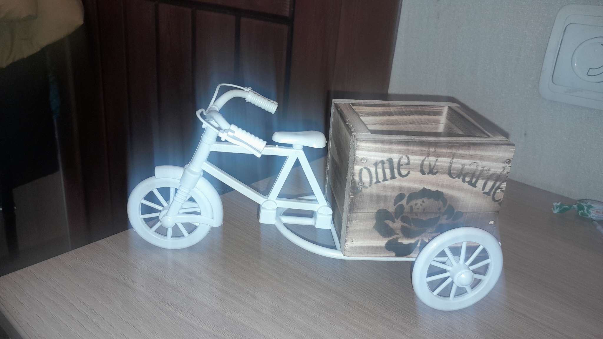 Фотография покупателя товара Декоративное кашпо для цветов «Велосипед», 23×12×11 см, дерево, пластик, белое, Greengo - Фото 1