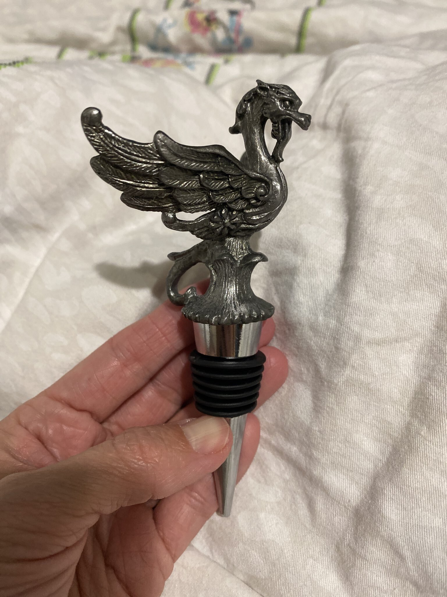 Фотография покупателя товара Пробка для бутылки Magistro «Парящий дракон», 12.5 см, серебристая - Фото 2