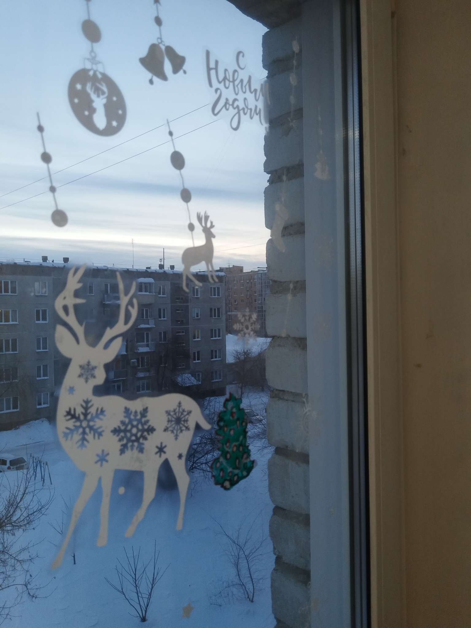 Фотография покупателя товара Наклейки на окна многоразовые «Чудес в Новом Году», 33 х 50 см - Фото 1