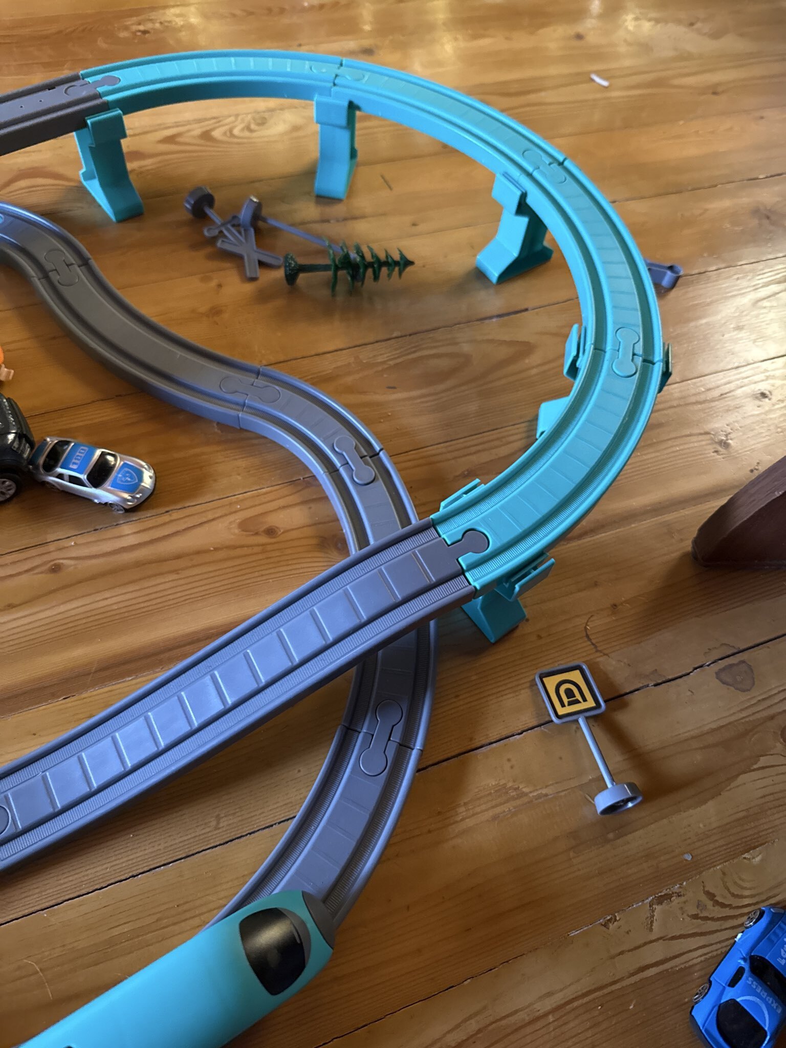 Фотография покупателя товара Железная дорога «Экспресс», 92 детали, работает от батареек, подходит для деревянных железных дорог - Фото 6