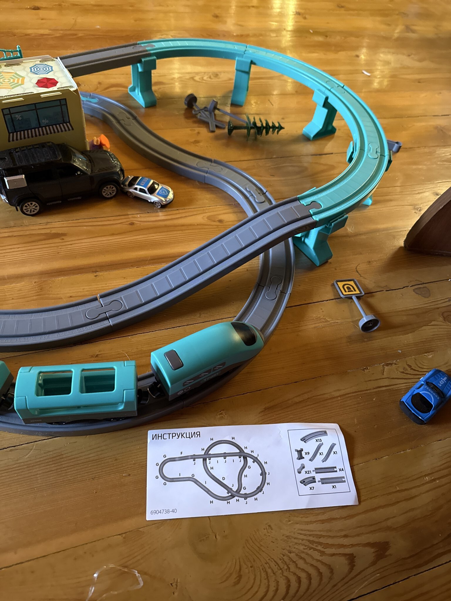 Фотография покупателя товара Железная дорога «Экспресс», 92 детали, работает от батареек, подходит для деревянных железных дорог - Фото 7