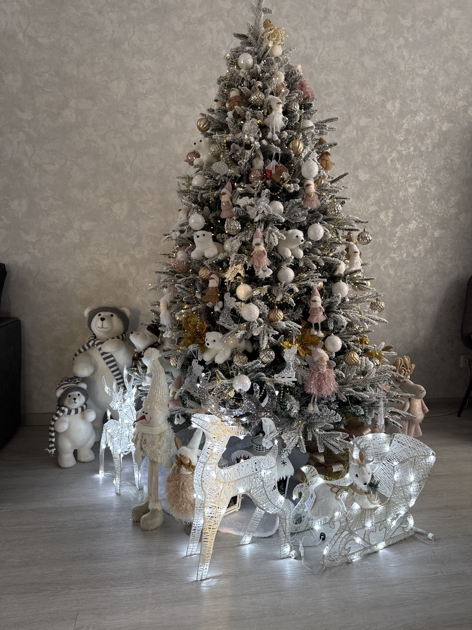 Фотография покупателя товара Искусственная ёлка заснеженная «Зимнее волшебство. Уральская», 210 см, 1090 смешанных веток на крючках - Фото 1