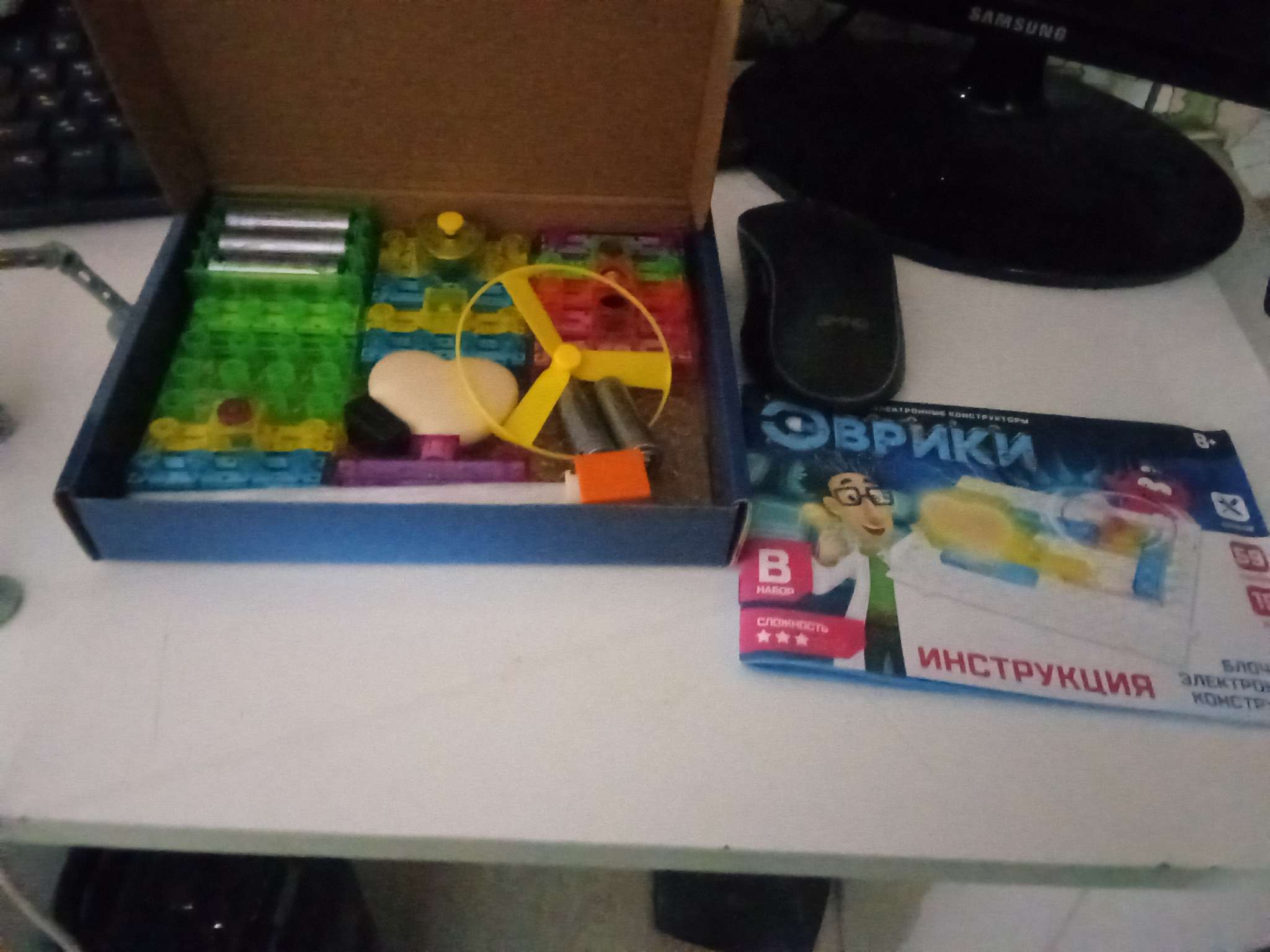 Фотография покупателя товара Конструктор блочный-электронный «В мире электроники», 59 схем, 19 деталей - Фото 1