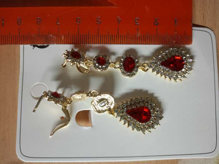 Фотография покупателя товара Серьги висячие со стразами «Вечерние» мадам, цвет белый в серебре, 7 см - Фото 2