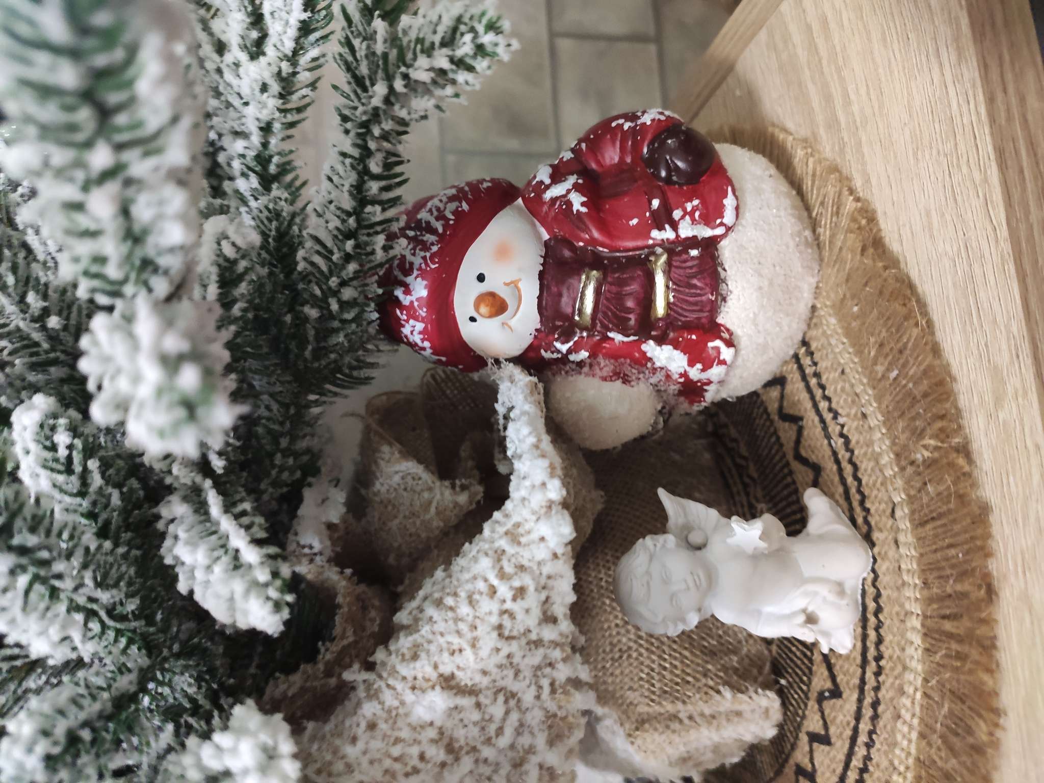 Фотография покупателя товара Фигурка керамика «Снеговик в красном пуховике, со снежком», 10×8.5×12 см - Фото 1