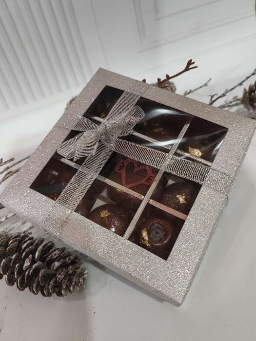 Фотография покупателя товара Коробка для 9 конфет серебро глиттер, 12.5×12.5×4 см Кондитерская упаковка - Фото 1