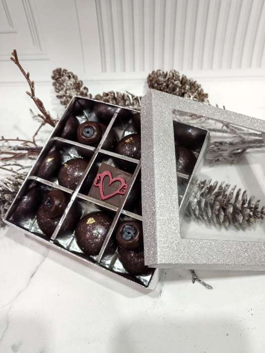 Фотография покупателя товара Коробка для 9 конфет серебро глиттер, 12.5×12.5×4 см Кондитерская упаковка - Фото 2