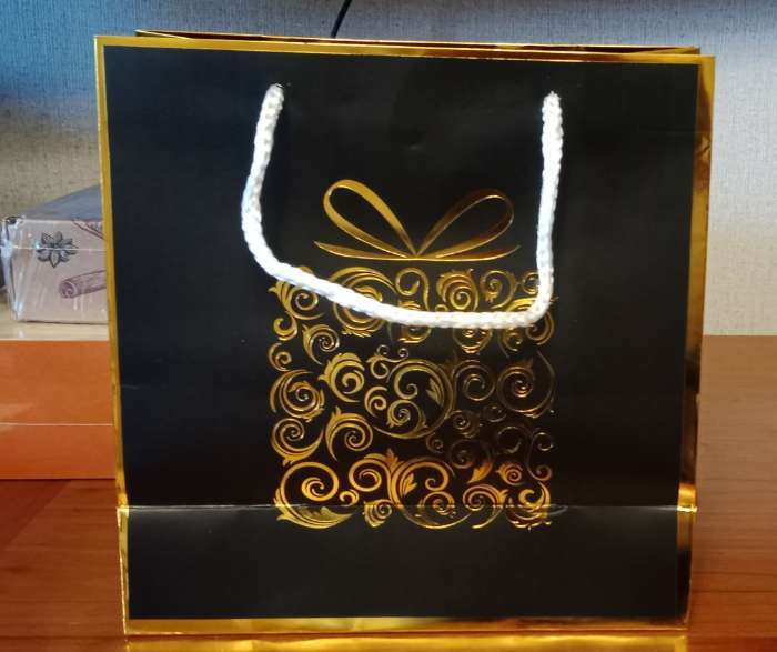 Фотография покупателя товара Пакет подарочный крафт «Подарок», фольгированный 22.5×23×10 см - Фото 1