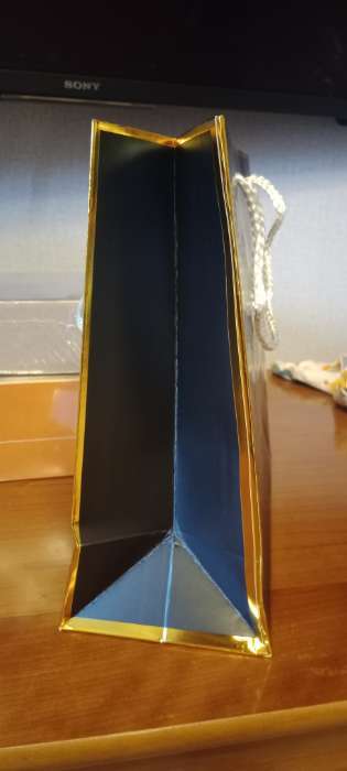 Фотография покупателя товара Пакет подарочный крафт «Подарок», фольгированный 22.5×23×10 см - Фото 2