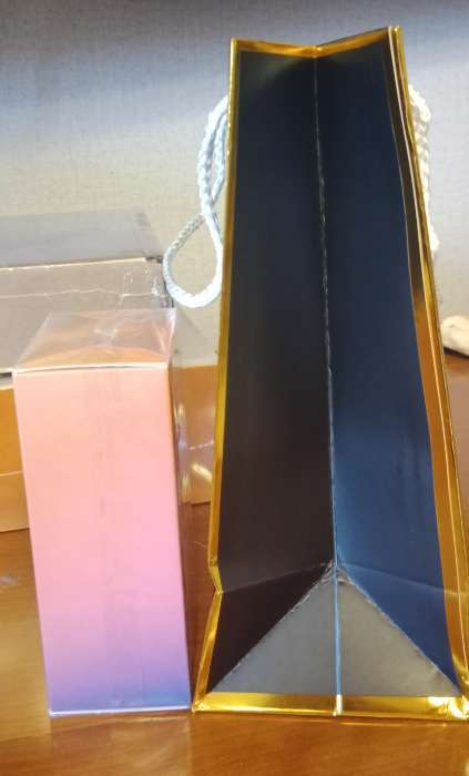 Фотография покупателя товара Пакет подарочный крафт «Подарок», фольгированный 22.5×23×10 см - Фото 3