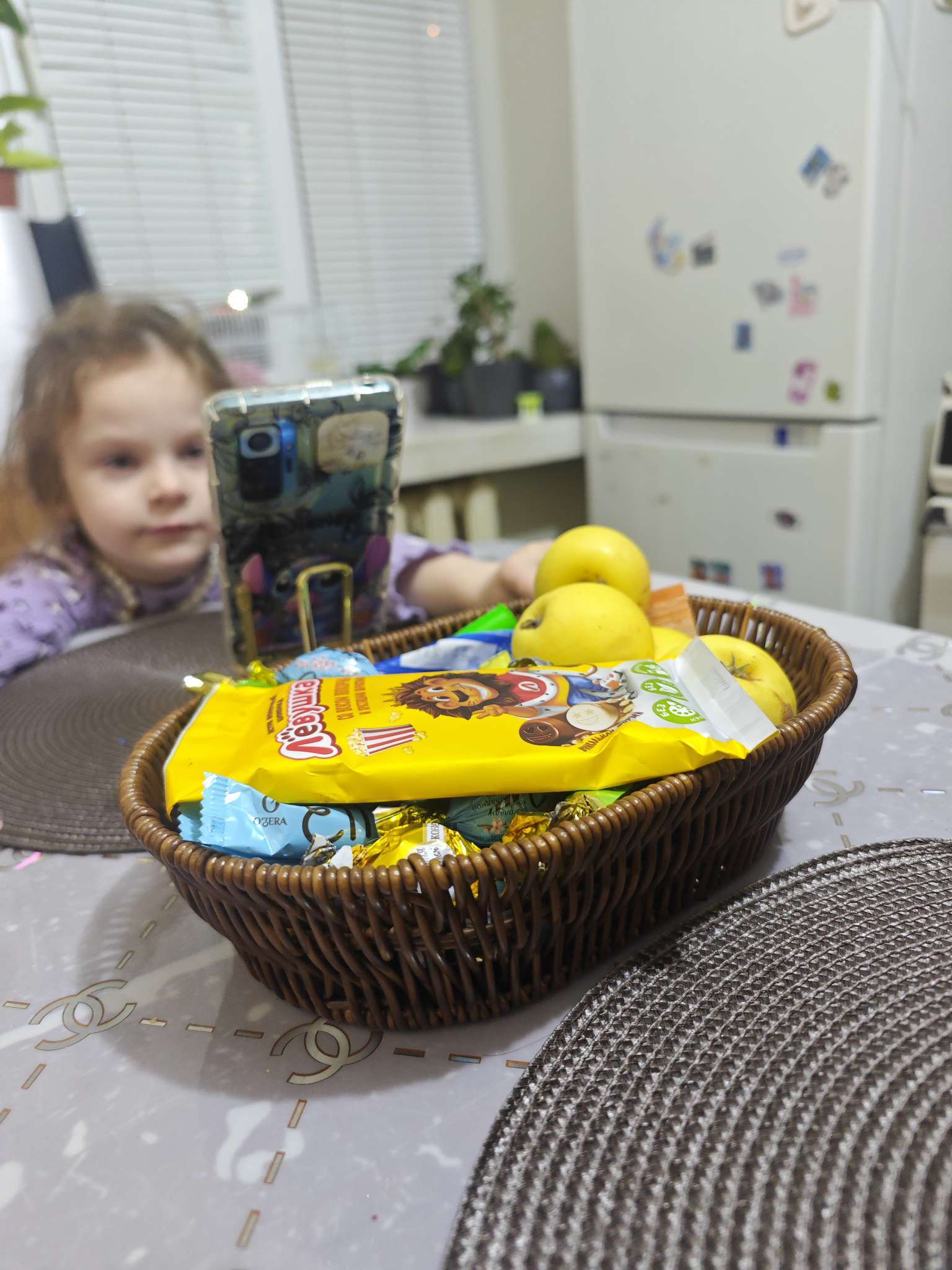 Фотография покупателя товара Корзинка для фруктов и хлеба Доляна «Огайо» 28×21×7.5 см, пластик, плетёная, овальная, коричневая - Фото 1