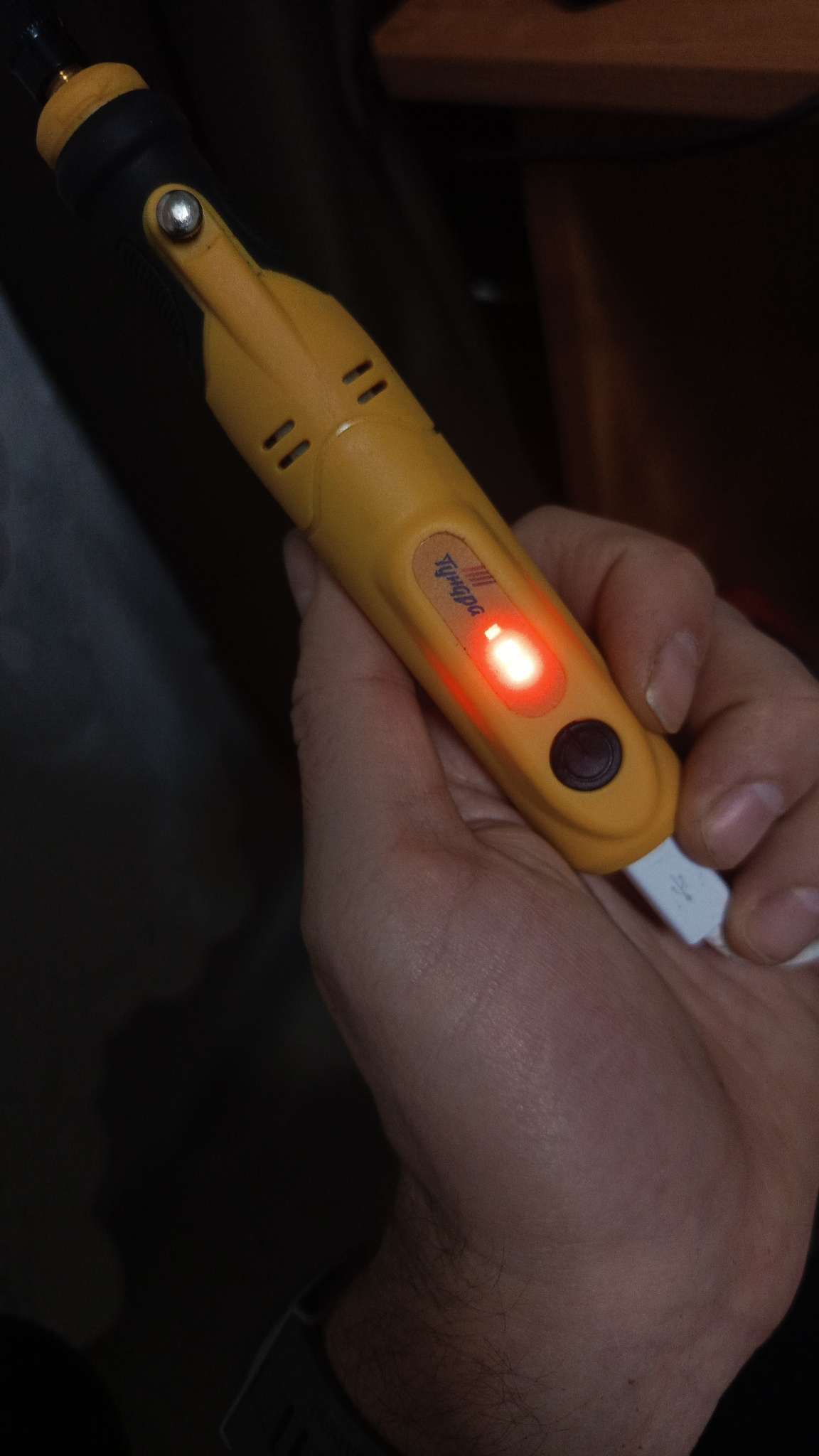 Фотография покупателя товара Гравер аккумуляторный ТУНДРА, 12 В, 0.7 Ач, micro-USB, 5000-15000 об/мин, 3 ск., 76 предметов.