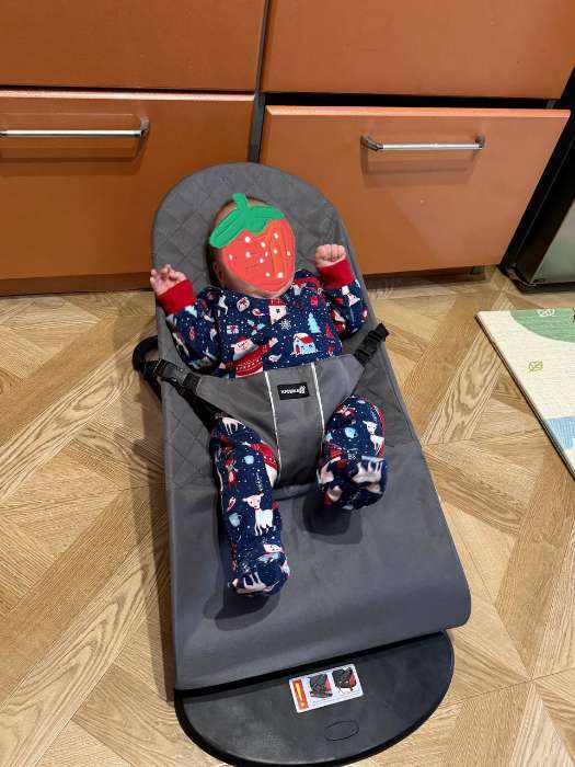 Фотография покупателя товара Шезлонг детский, кресло - качалка с игрушками для новорождённых «Крошка Я», цвет чёрный - Фото 2