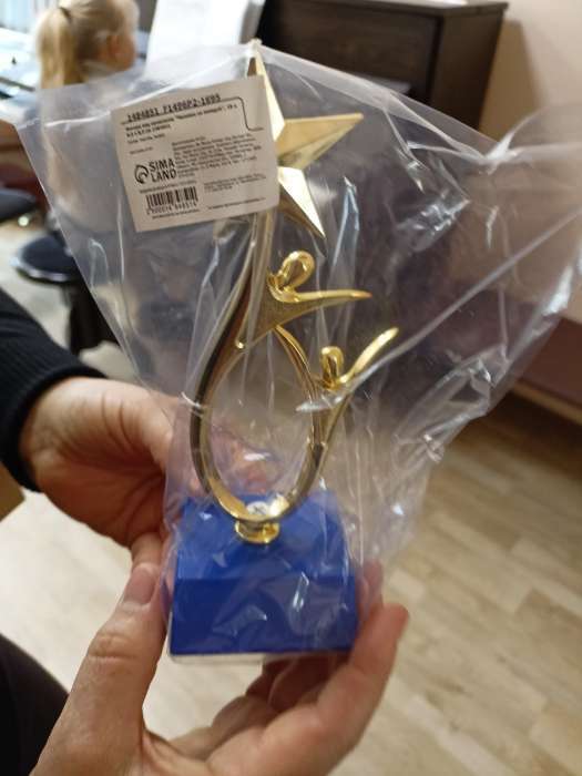 Фотография покупателя товара Наградная фигура под нанесение «Человек со звездой», золото, подставка пластик красная - Фото 1
