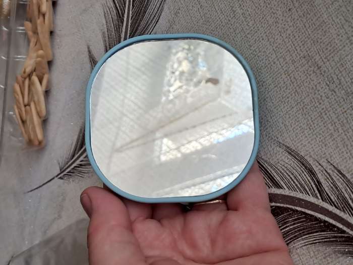 Фотография покупателя товара Зеркало карманное «Узор», с подставкой, 8×8 см, голубое - Фото 4