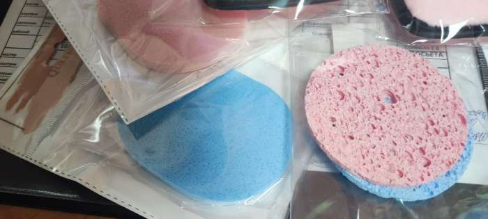 Фотография покупателя товара Спонж для умывания, с подвесом, 10.5×1.5 см, розовый - Фото 3