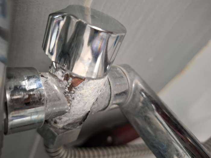 Фотография покупателя товара Смеситель для ванны ZEIN Z3380, картридж 35 мм, с душевым набором, лейка 4 режима, хром - Фото 3