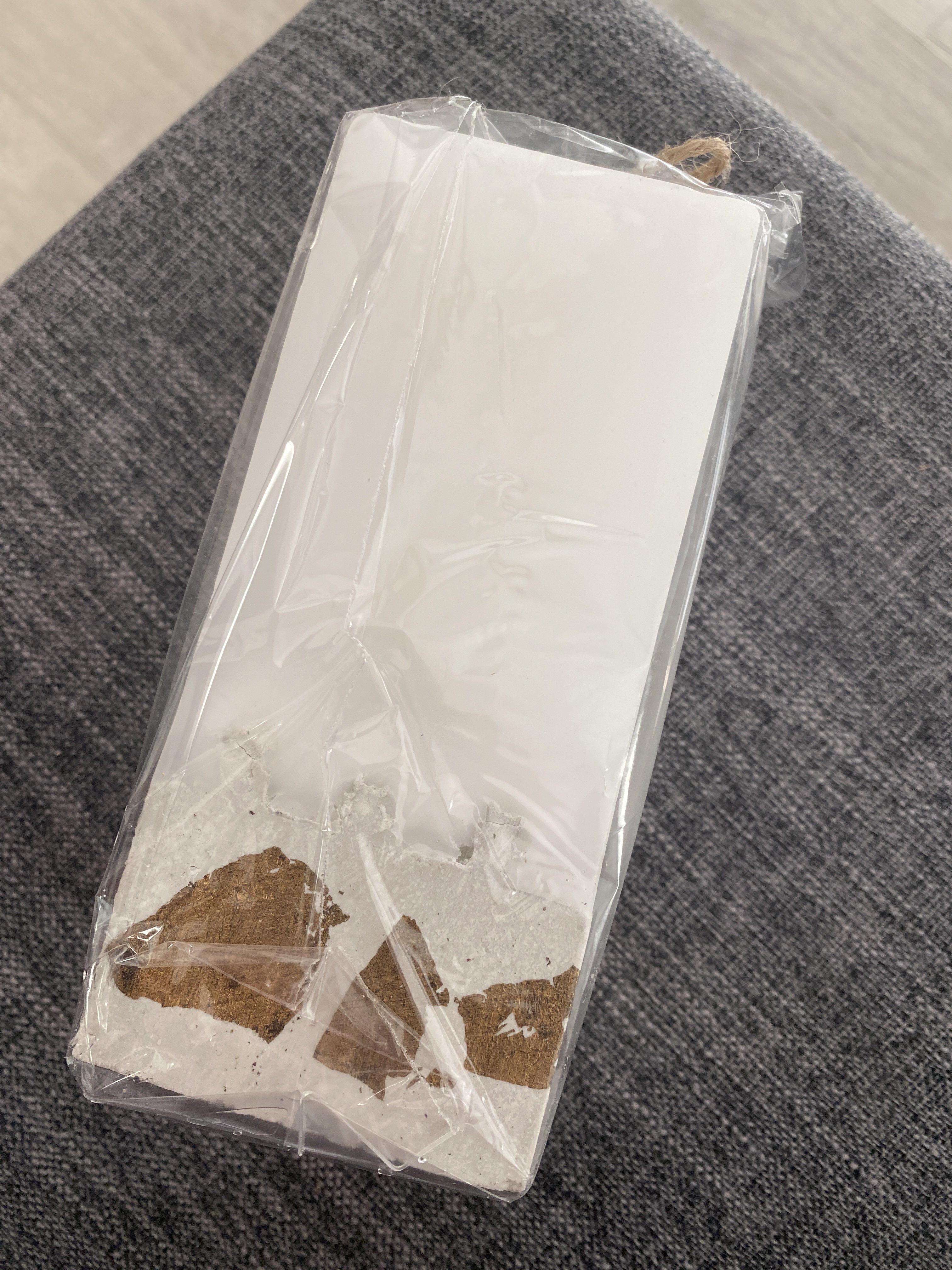 Фотография покупателя товара Свеча интерьерная белая с бетоном (поталь), 6 х 6 х 14 см
