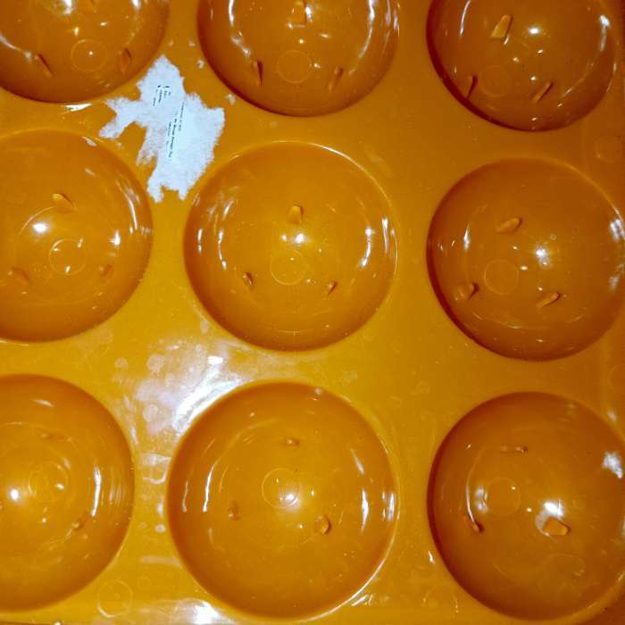 Фотография покупателя товара Контейнер для яиц с ручкой, пластик, 20×7 см, 12 ячеек, оранжевый - Фото 2