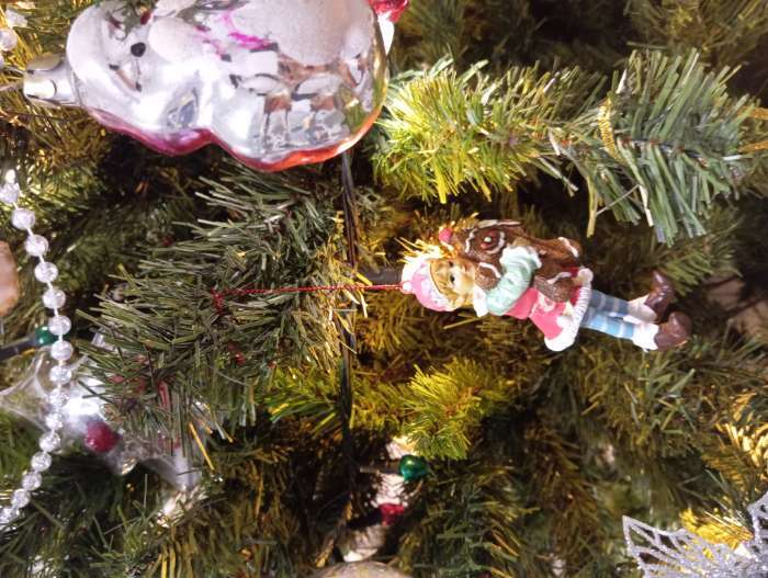 Фотография покупателя товара Фигурка-подвеска «Новогодний эльф с имбирной печенькой», ёлочная игрушка, 6×4×10.5 см - Фото 1