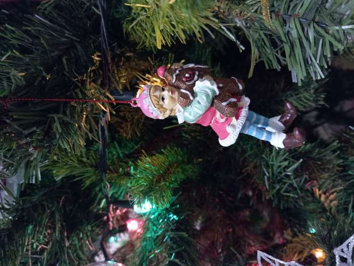 Фотография покупателя товара Фигурка-подвеска «Новогодний эльф с имбирной печенькой», ёлочная игрушка, 6×4×10.5 см - Фото 2