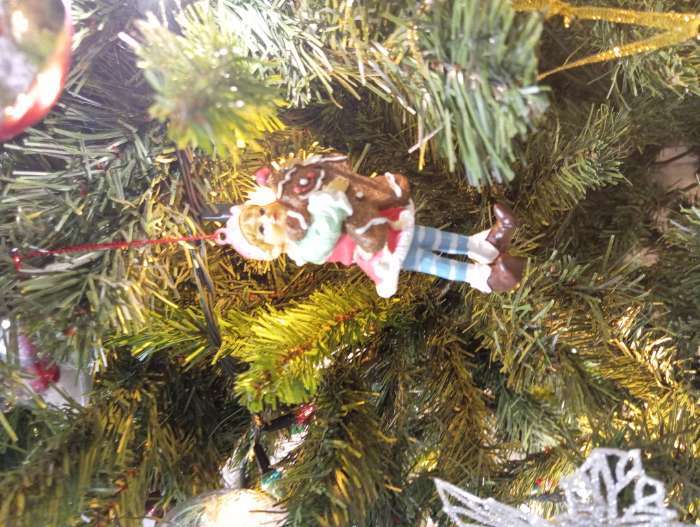 Фотография покупателя товара Фигурка-подвеска «Новогодний эльф с имбирной печенькой», ёлочная игрушка, 6×4×10.5 см - Фото 3