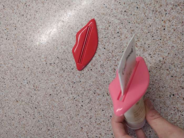 Фотография покупателя товара Набор выдавливателей для зубной пасты «Губы», 2 шт, цвет красный - Фото 10