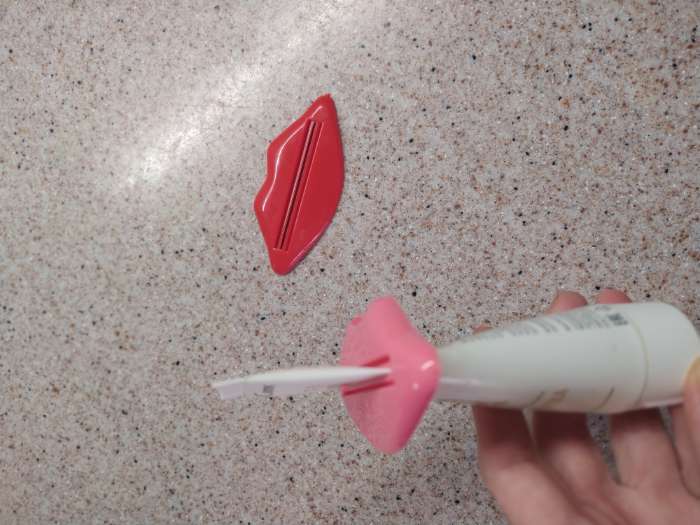 Фотография покупателя товара Набор выдавливателей для зубной пасты «Губы», 2 шт, 9,3×4,2 см, цвет красный - Фото 9