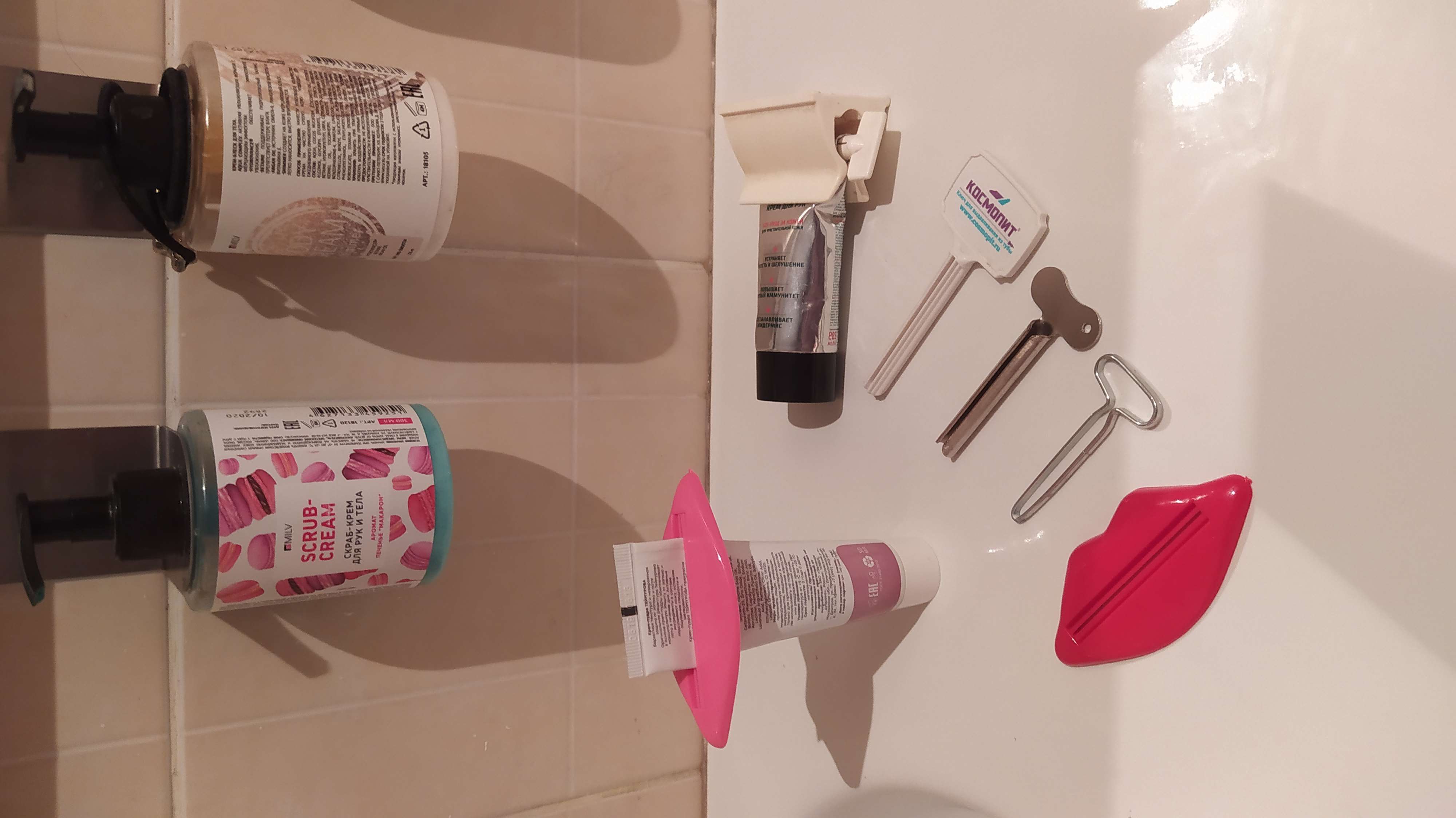 Фотография покупателя товара Набор выдавливателей для зубной пасты «Губы», 2 шт, 9,3×4,2 см, цвет красный - Фото 7