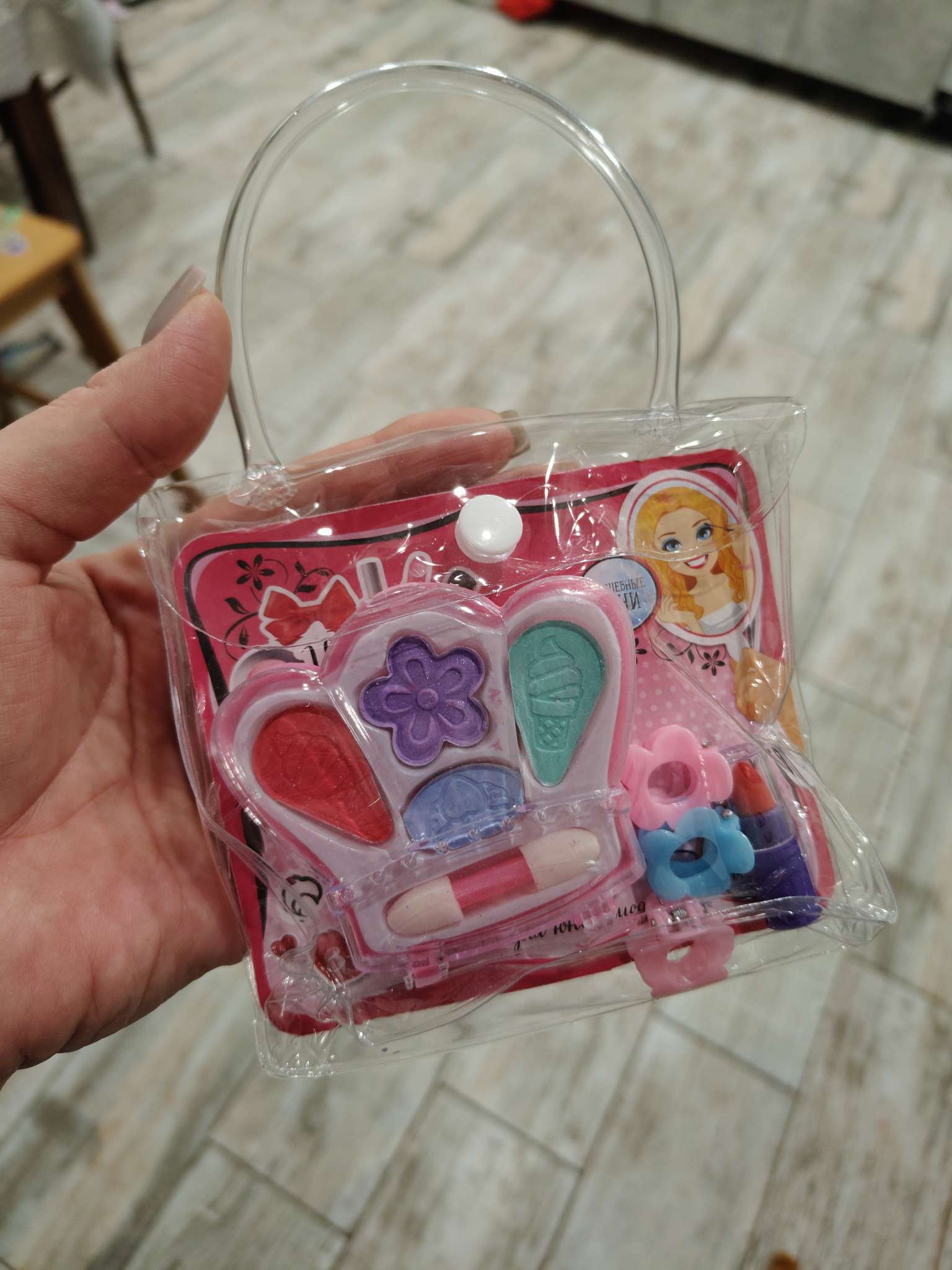 Фотография покупателя товара Набор косметики для девочки «Корона», сумочка - Фото 1