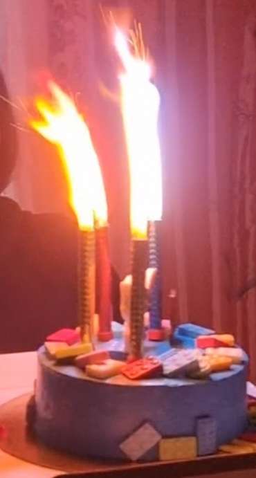 Фотография покупателя товара Свечи фонтаны для торта "Радужные искры" 10 см, 30 секунд, цветное пламя, 4 шт - Фото 1