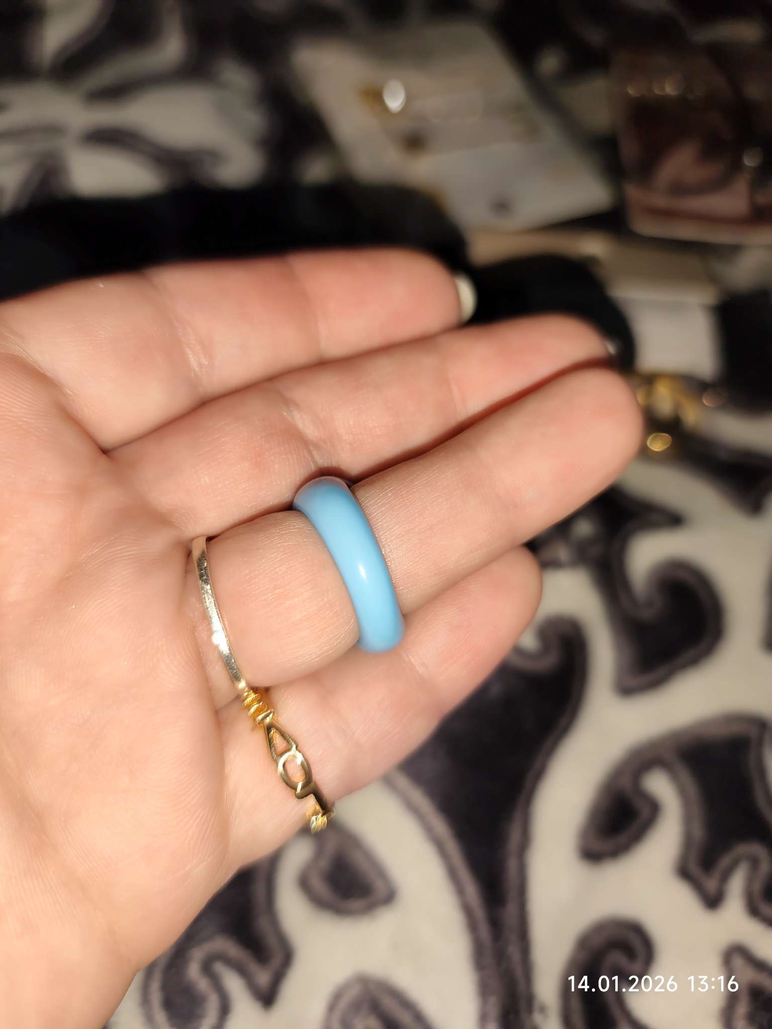 Фотография покупателя товара Кольцо с камнем «Блеск», пластиковое, голубое, размер 17.5 - Фото 2