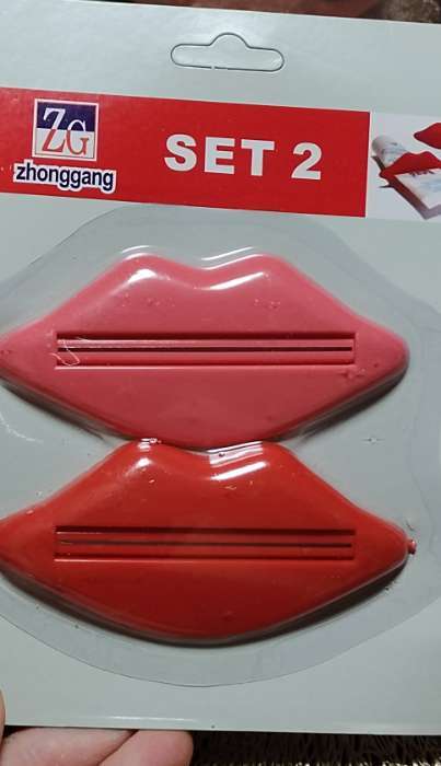 Фотография покупателя товара Набор выдавливателей для зубной пасты «Губы», 2 шт, 9,3×4.2 см, цвет красный - Фото 3