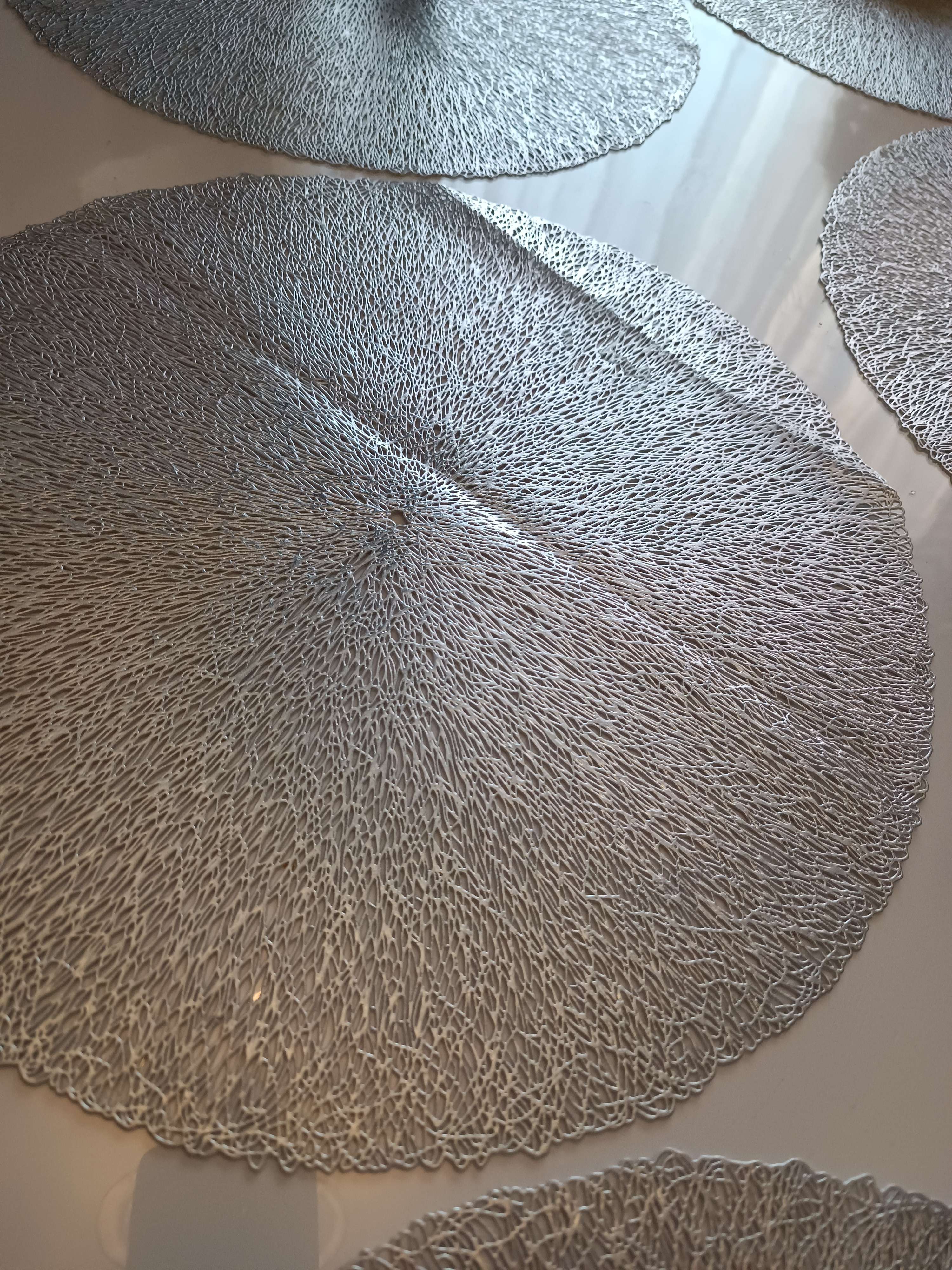 Фотография покупателя товара Набор салфеток сервировочных на стол Доляна «Соломка», d=38 см, 4 шт, цвет серебряный