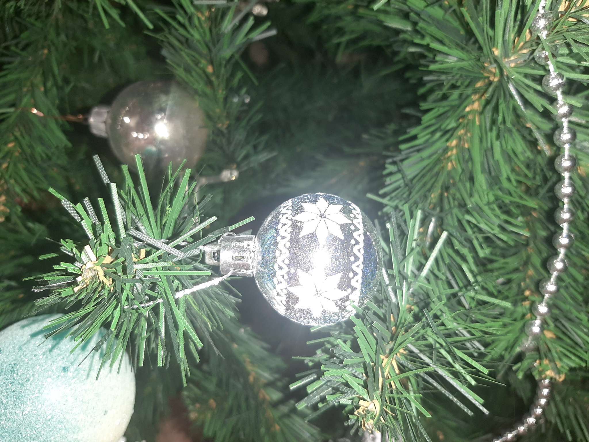 Фотография покупателя товара Ёлочные игрушки набор 12 шт. «Праздничный хоровод» 4 см, серебро - Фото 2